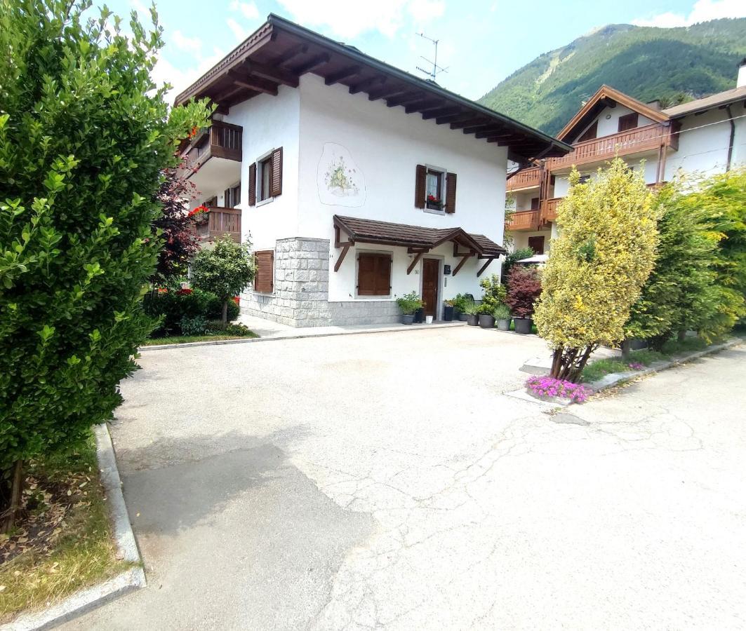 Appartamento Con Giardino Carisolo Luaran gambar